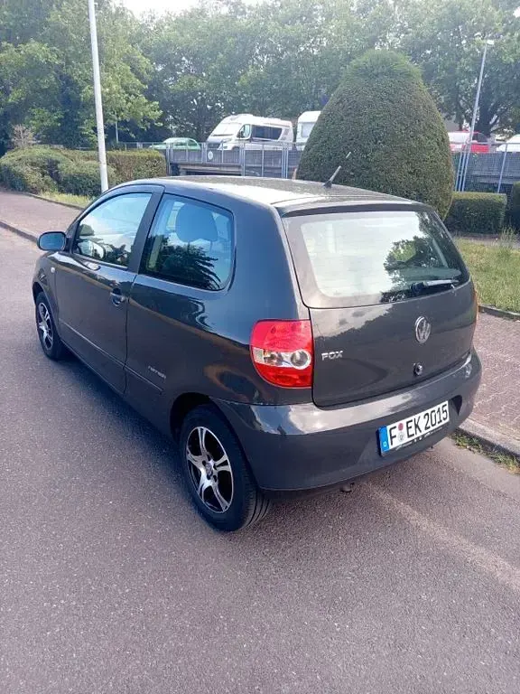 Gebraucht VW Fox 54 PS (39 kW) 2010 Schwarz Kleinwagen