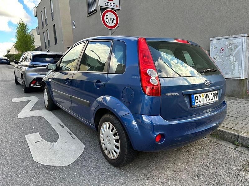 Gebraucht Ford Fiesta Ambiente 80 PS (58 kW) 2008 Blau Kleinwagen