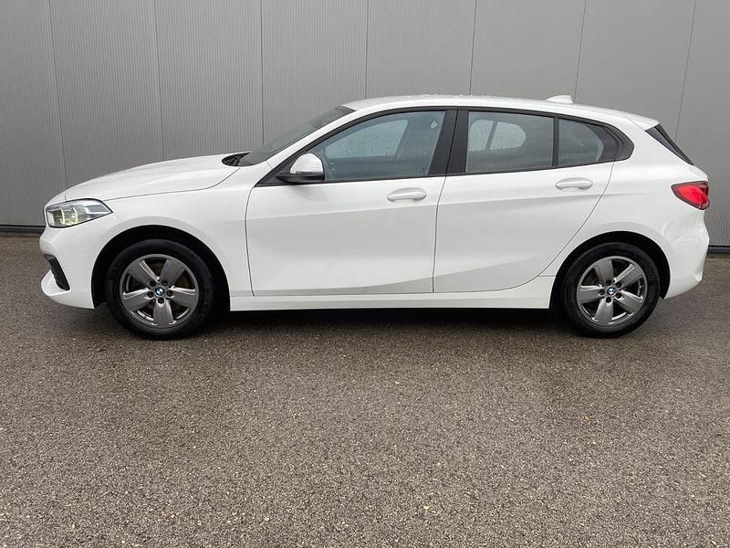 Weiß Gebraucht 2022 BMW 118 Kleinwagen | 21.700 € (Fairer Preis) - Bild 1/4
