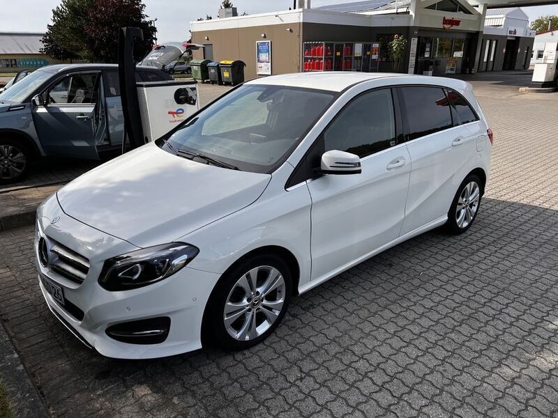 Weiß Gebraucht 2017 Mercedes B180 Van / Kleinbus | 12.600 € (Guter Preis) - Bild 1/4
