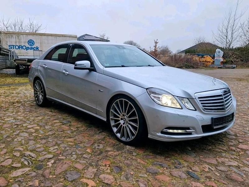 Silber Gebraucht 2010 Mercedes E220 Elegance Limousine | 12.500 € (Fairer Preis) - Bild 1/4