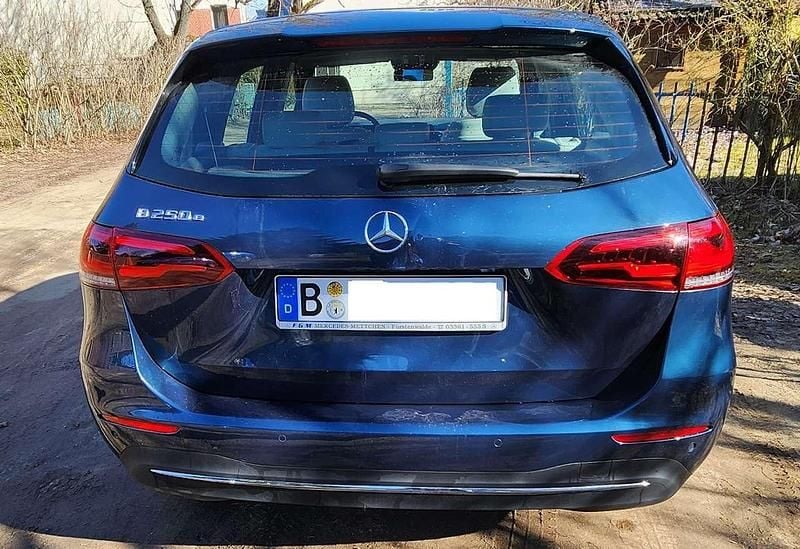 Gebraucht Mercedes B250 Style 160 PS (117 kW) 2020 Blau Van / Kleinbus