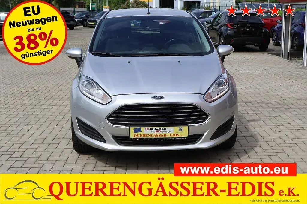 Gebraucht Ford Fiesta Trend 65 PS (47 kW) 2015 Polar silber (metallic) Kleinwagen