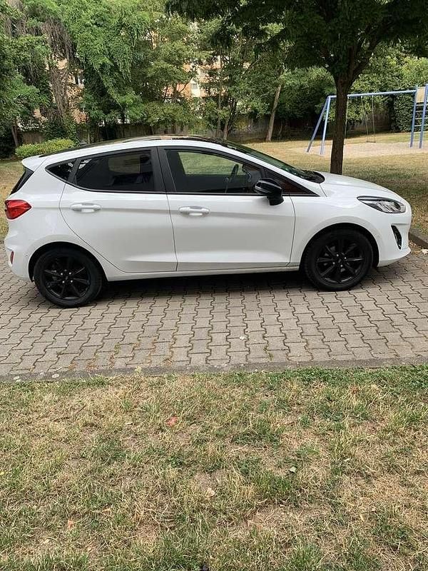 Gebraucht Ford Fiesta Trend 101 PS (74 kW) 2018 Weiß Kleinwagen