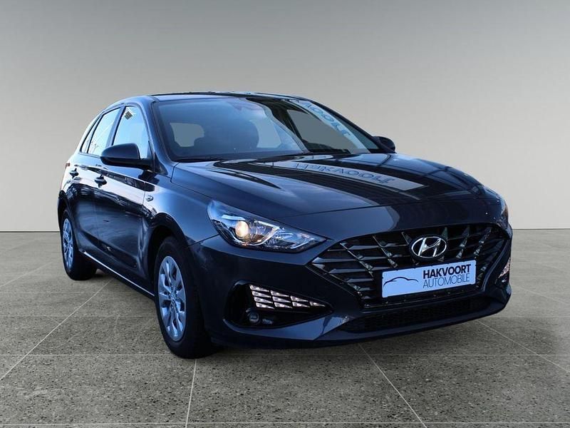 Gebraucht Hyundai i30 120 PS (88 kW) 2023 Anthrazit dark knight Limousine