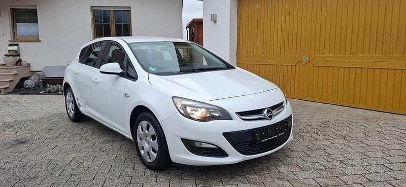 Gebraucht Opel Astra Selection 101 PS (74 kW) 2014 Weiß Limousine
