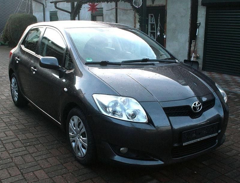 Grau Gebraucht 2008 Toyota Auris Team Limousine | 5.695 € (Fairer Preis) - Bild 1/4