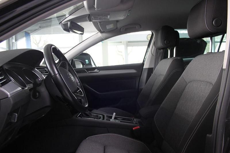 Gebraucht VW Passat 150 PS (110 kW) 2022 Grau Limousine