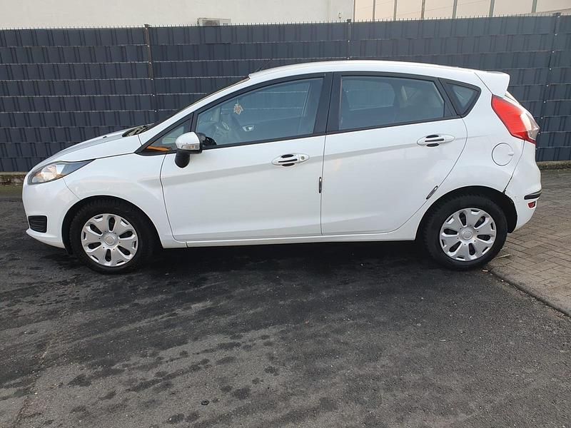 Gebraucht Ford Fiesta 95 PS (69 kW) 2013 Weiß Kleinwagen
