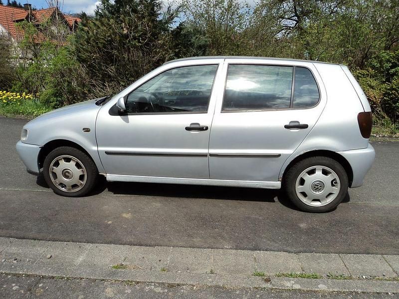 Second-hand VW Polo Comfortline 60 CP (44 kW) 1999 Argintiu Berlinǎ