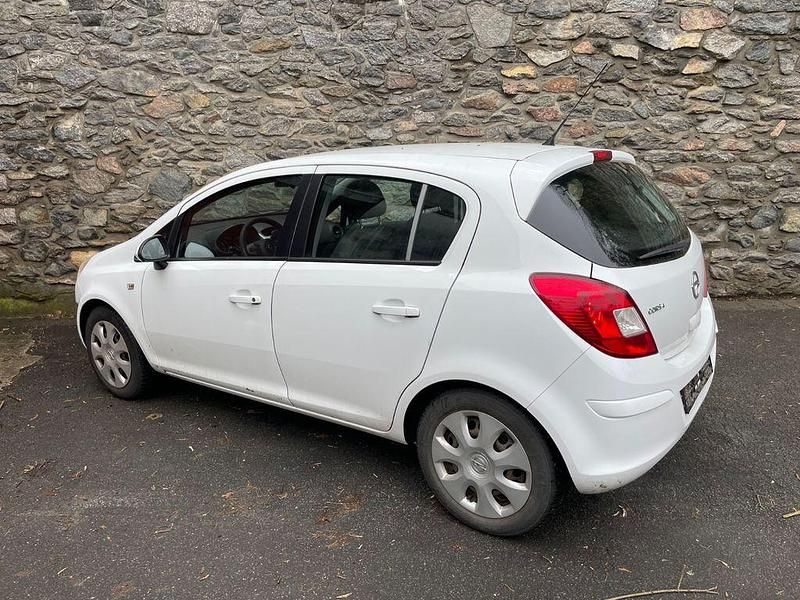Gebraucht Opel Corsa Edition 87 PS (63 kW) 2012 Weiß Kleinwagen