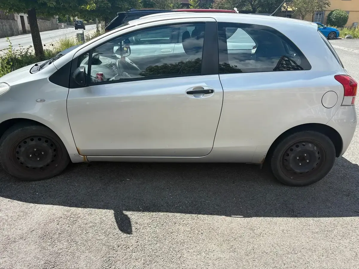 Gebraucht Toyota Yaris 101 PS (74 kW) 2009 Silber Kleinwagen