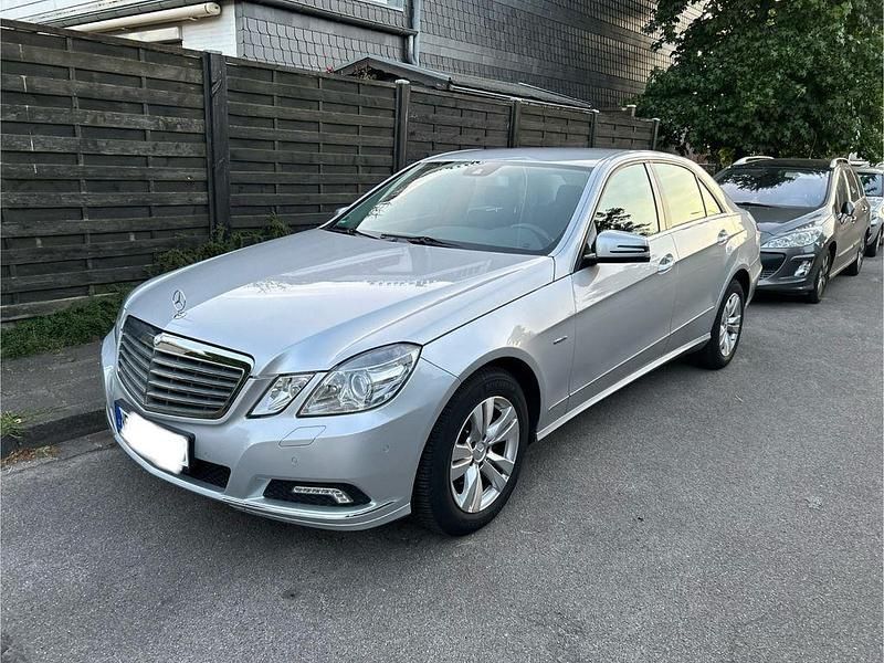 Silber Gebraucht 2009 Mercedes E220 Elegance Limousine | 11.500 € (Fairer Preis) - Bild 1/4