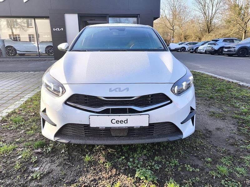 Neu Kia Ceed 101 PS (74 kW) 2026 Weiß Kleinwagen
