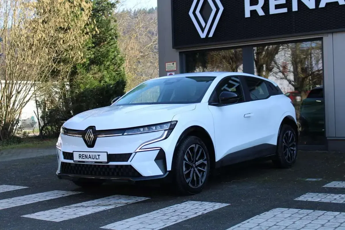 Używany Renault Megane E-Tech Evolution 160 kW (218 KM) 2022 Biały Hatchback
