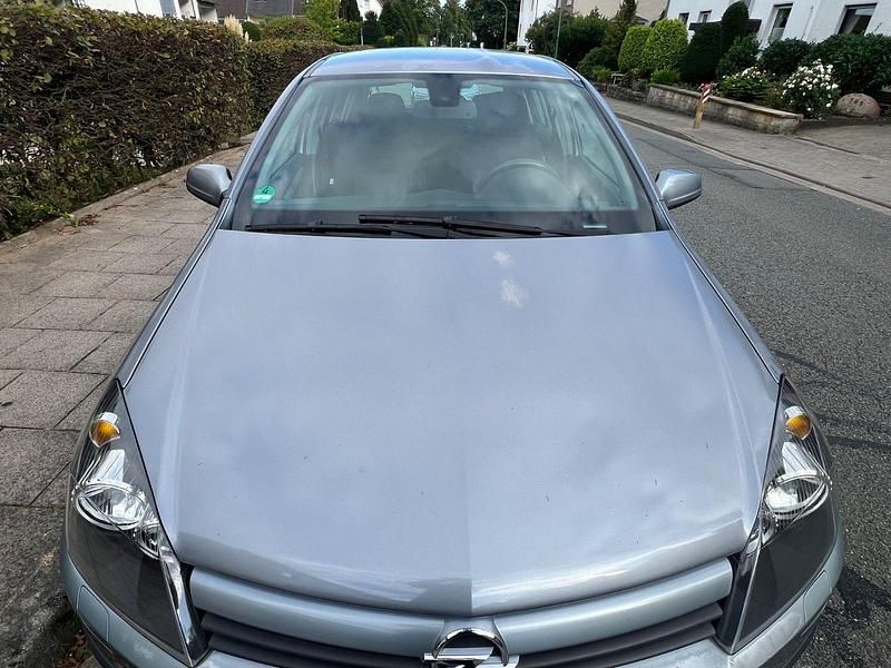 Grau Gebraucht 2004 Opel Astra Limousine | 1.500 € (Guter Preis) - Bild 1/4