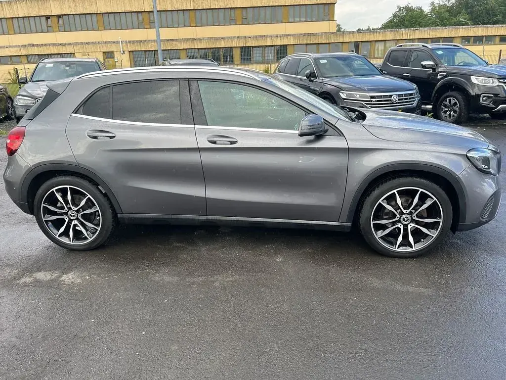 Gebraucht Mercedes GLA200 Urban 156 PS (114 kW) 2020 Grau SUV