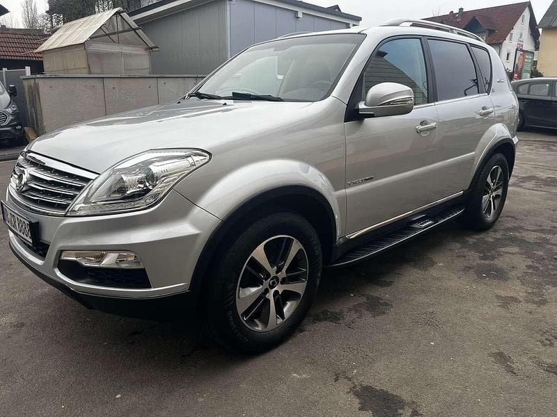 Silber Gebraucht 2017 Ssangyong (KGM) Rexton SUV | 15.500 € - Bild 1/4
