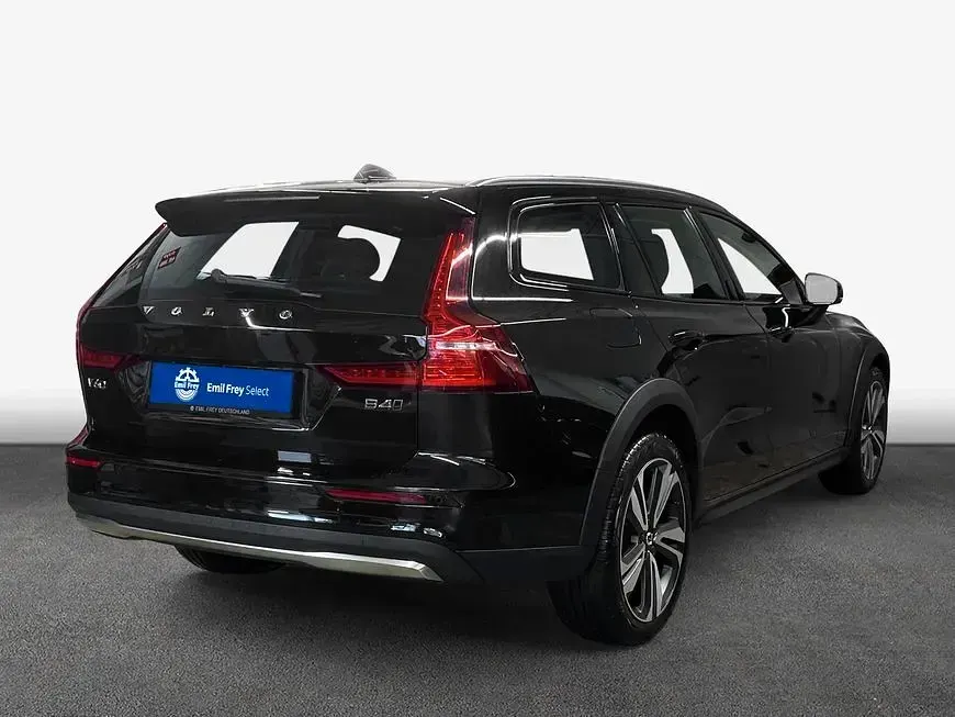 Gebraucht Volvo V60 CC Plus 197 PS (144 kW) 2023 Onyx schwarzmetallic Kombi