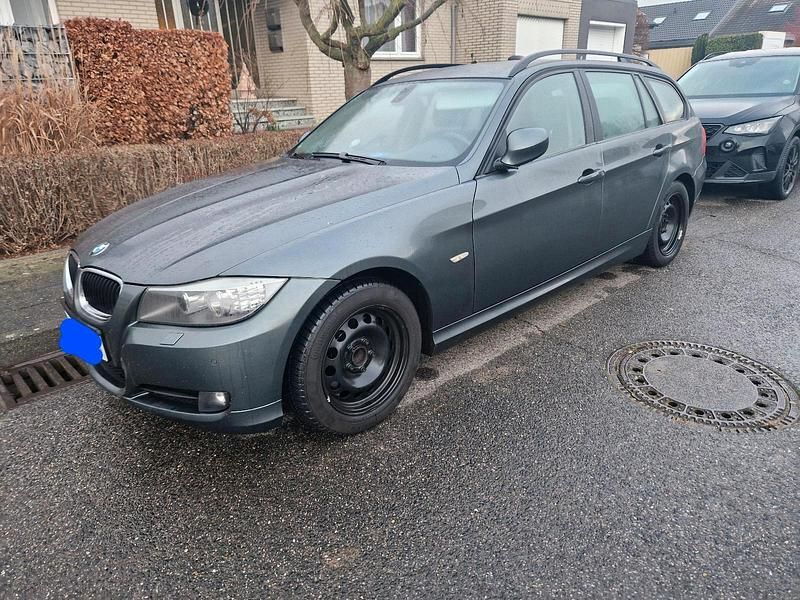 Grün Gebraucht 2009 BMW 320 Kombi | 2.900 € (Superpreis) - Bild 1/4