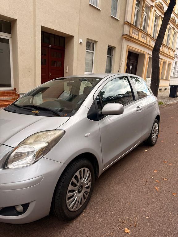 Gebraucht Toyota Yaris Cool 69 PS (50 kW) 2011 Silber Limousine