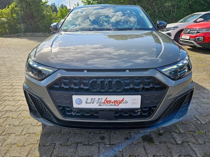 Chronosgrau Gebraucht 2021 Audi A1 Sportback Edition .1 Kleinwagen | 24.369 € (Fairer Preis) - Bild 1/4