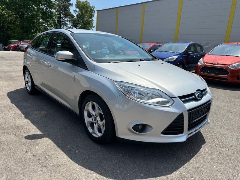 Silber Gebraucht 2011 Ford Focus Trend Limousine | 3.750 € (Guter Preis) - Bild 1/4
