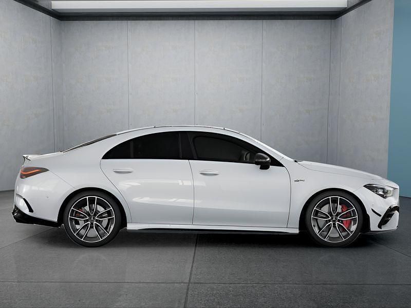 Weiß Gebraucht 2024 Mercedes CLA35 AMG AMG Limousine | 51.949 € (Teuer) - Bild 1/4