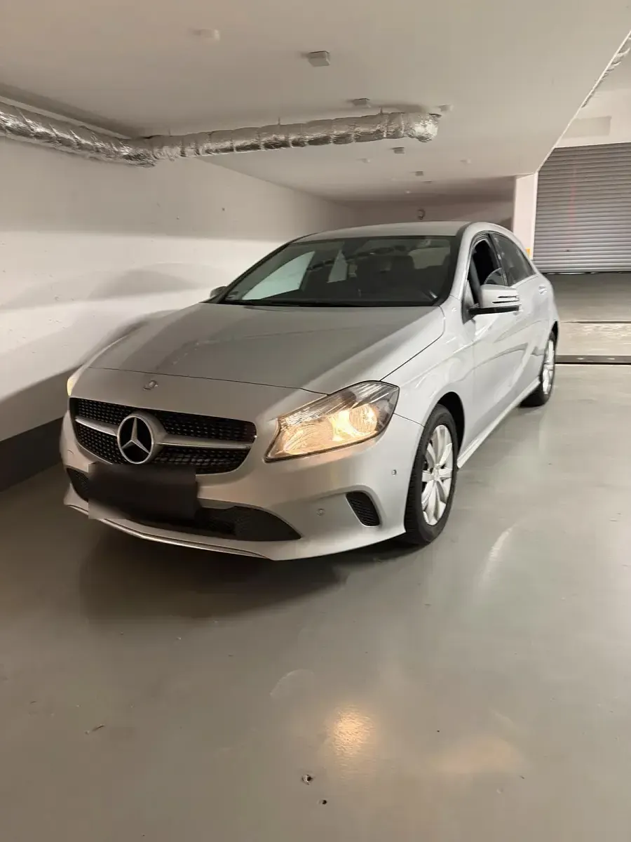 Gebraucht Mercedes A180 122 PS (89 kW) 2016 Silber Kleinwagen