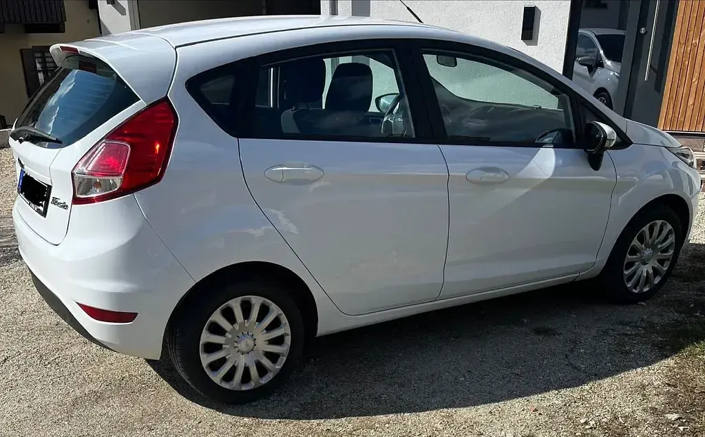Gebraucht Ford Fiesta 82 PS (60 kW) 2014 Weiß Kleinwagen