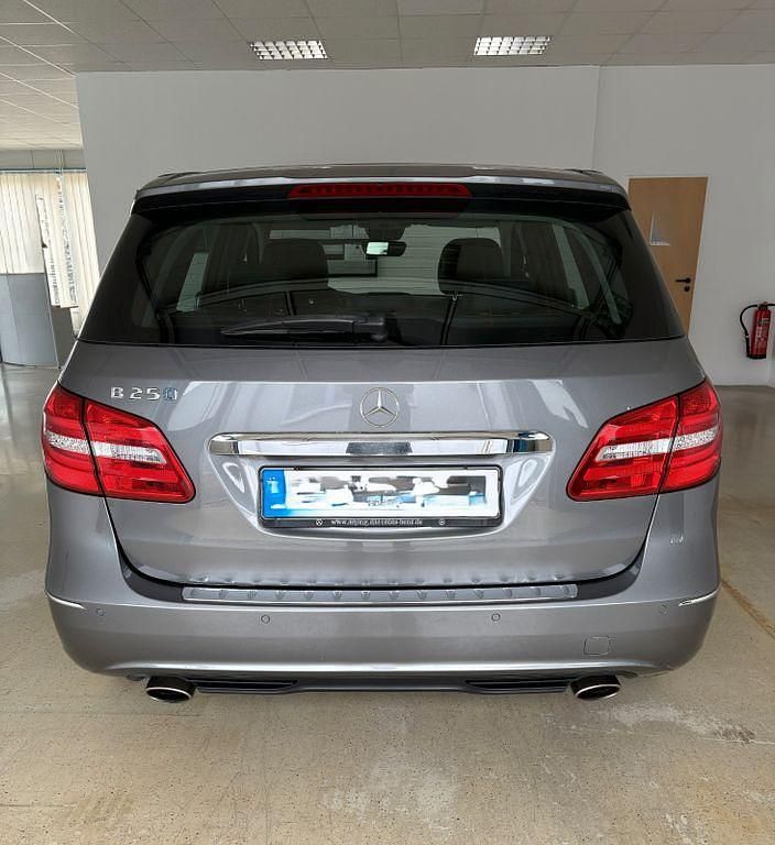 Gebraucht Mercedes B250 211 PS (155 kW) 2013 Grau Van / Kleinbus