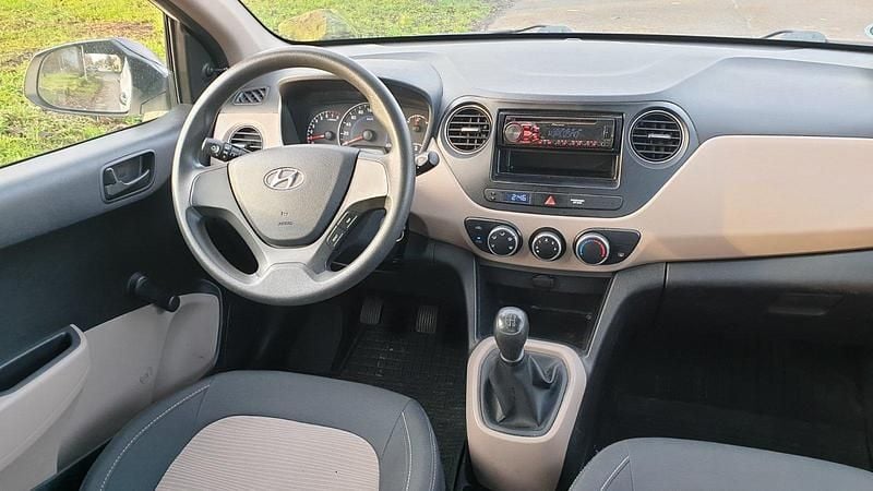 Gebraucht Hyundai i10 67 PS (49 kW) 2016 Weiß Kleinwagen