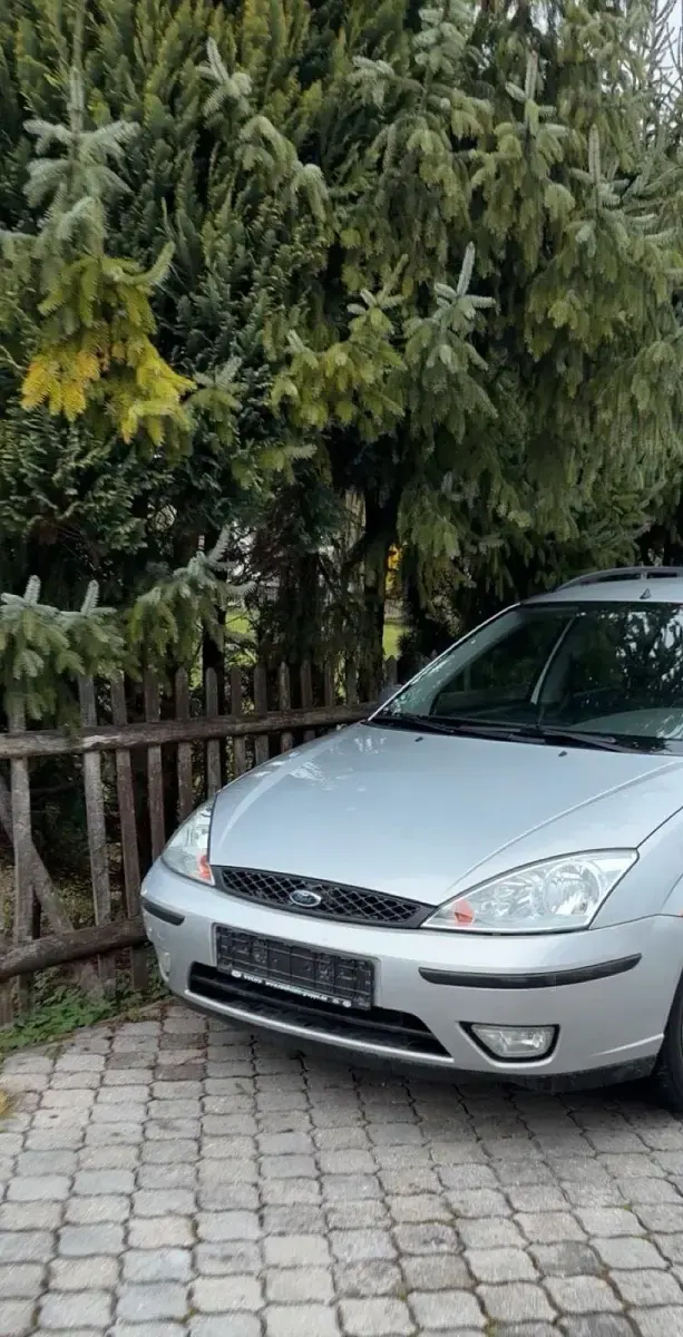 Usado Ford Focus Ambiente 102 CV (75 kW) 2004 Plateado Familiar