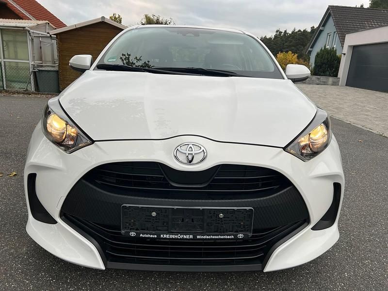 Weiß Gebraucht 2022 Toyota Yaris Comfort Kleinwagen | 12.950 € (Guter Preis) - Bild 1/4