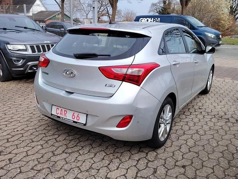Gebraucht Hyundai i30 Edition 99 PS (72 kW) 2015 Silber Limousine