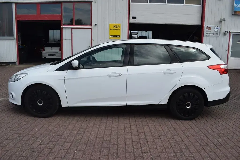 Gebraucht Ford Focus Trend 95 PS (69 kW) 2012 Weiß Limousine