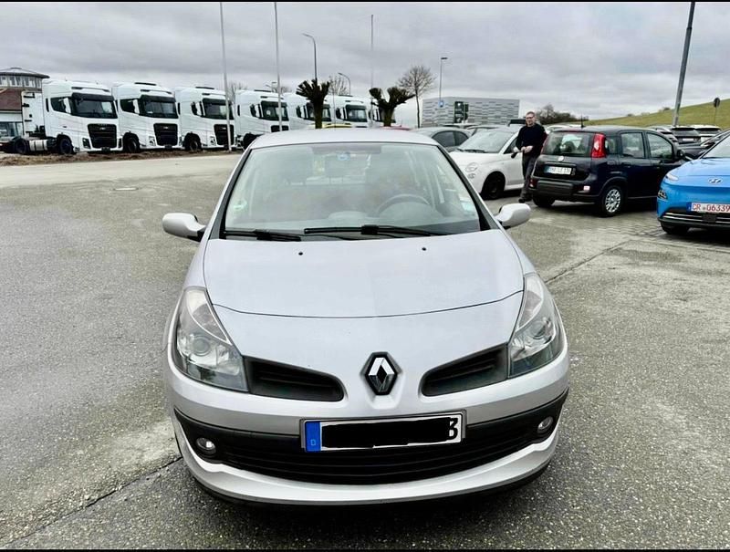 Gebraucht Renault Clio II 75 PS (55 kW) 2005 Silber Kleinwagen