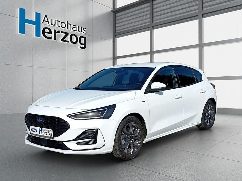 Gebraucht Ford Focus ST-Line X 155 PS (114 kW) 2023 Frozen white Limousine