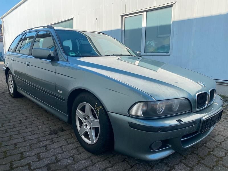 Gebraucht BMW 525 Sport Line 163 PS (119 kW) 2001 Scheffergrün Kombi