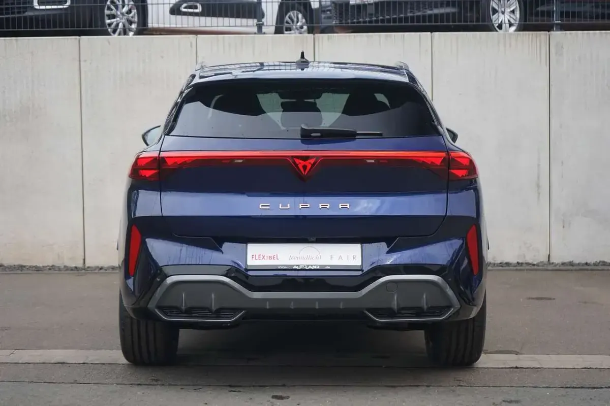 Neu Cupra Terramar 150 PS (110 kW) 2026 Cosmosblaumet. SUV