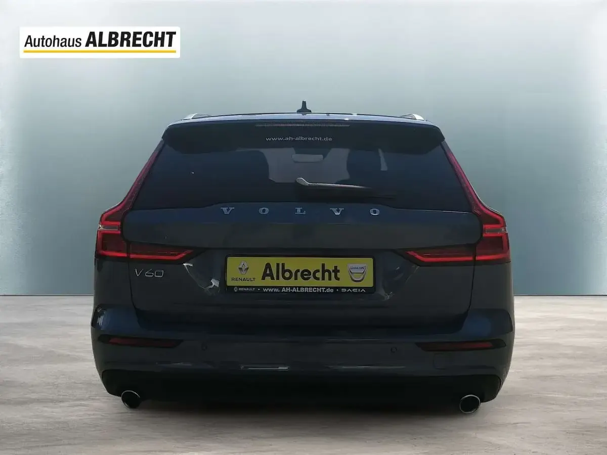 Gebraucht Volvo V60 Momentum 163 PS (119 kW) 2022 Thunder grey / metallic Kombi