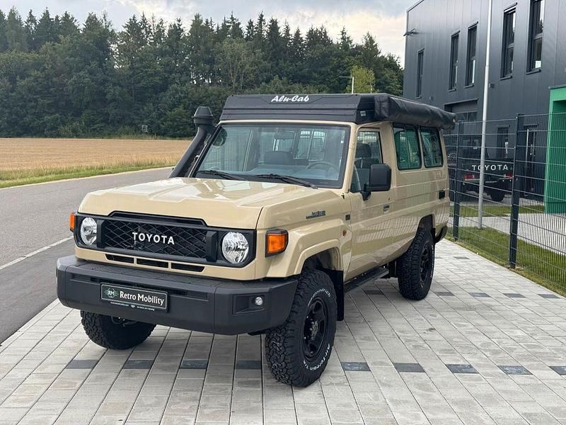 Beige Neu 2025 Toyota Land Cruiser SUV | 79.900 € - Bild 1/4