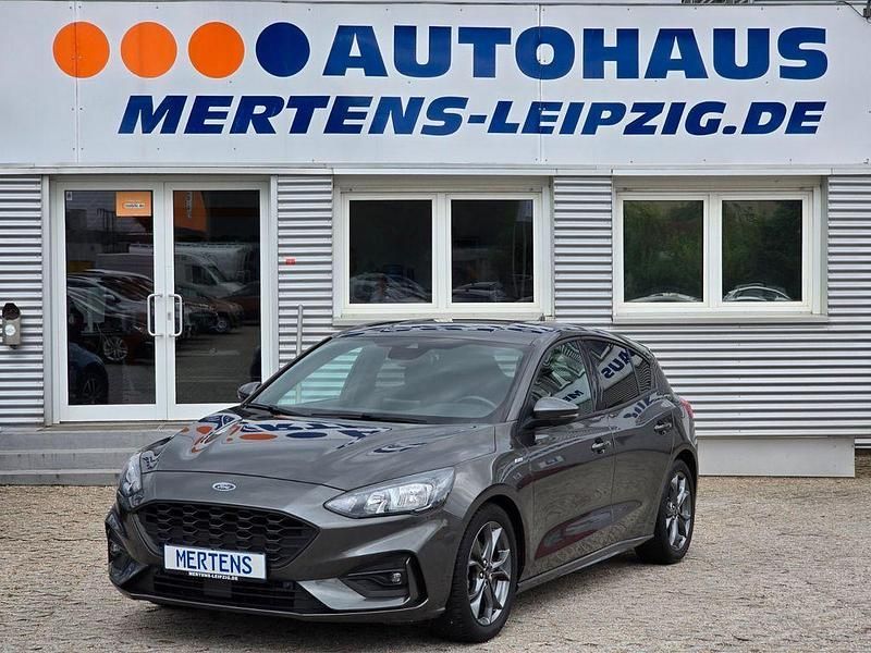 Grau Gebraucht 2019 Ford Focus ST-Line Limousine | 17.990 € (Etwas zu teuer) - Bild 1/4