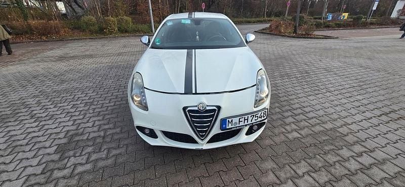 Weiß Gebraucht 2011 Alfa Romeo Giulietta Super Limousine | 6.600 € (Fairer Preis) - Bild 1/4