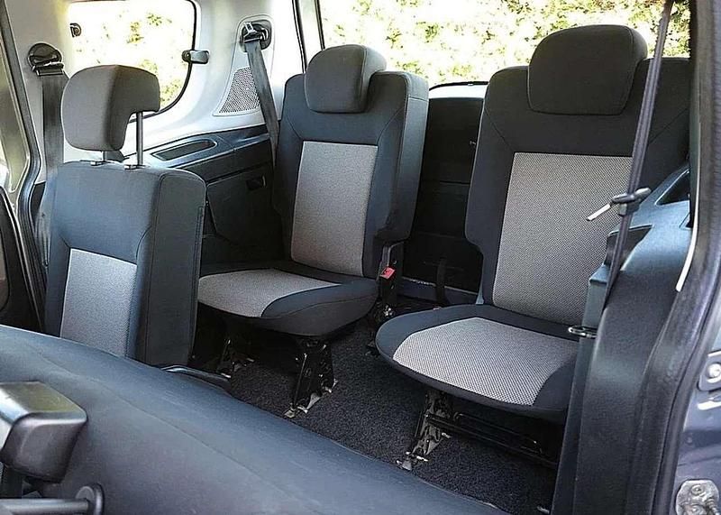 Grau Gebraucht 2012 Opel Combo Edition Van / Kleinbus | 3.355 € (Guter Preis) - Bild 1/4
