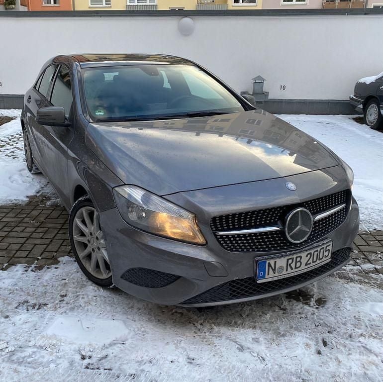 Używany Mercedes A180 122 KM (89 kW) 2012 Szary Sedan/Limuzyna