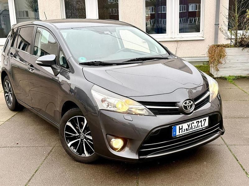 Grau Gebraucht 2017 Toyota Verso Edition-S Van / Kleinbus | 12.500 € (Guter Preis) - Bild 1/4