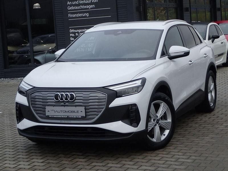 Weiß Gebraucht 2021 Audi Q4 e-tron S-Line SUV | 29.950 € (Teuer) - Bild 1/4