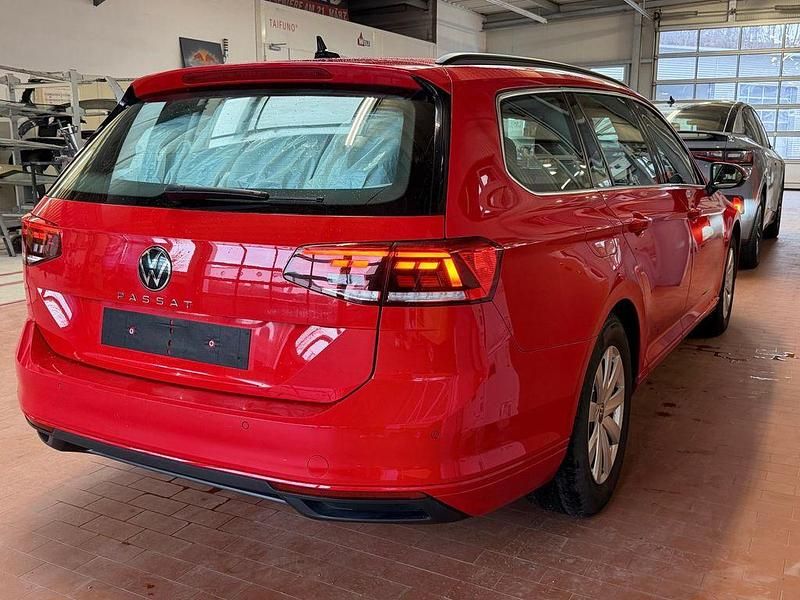 Gebraucht VW Passat Business 122 PS (89 kW) 2023 Tornadorot Kombi
