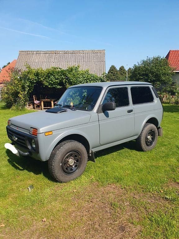 Grau Gebraucht 2017 Lada Urban SUV | 10.900 € (Guter Preis) - Bild 1/4
